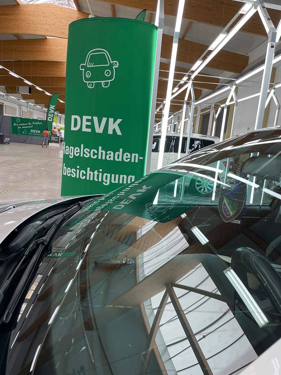 Die DEVK-Versicherung ist mit 15 eigenen Sachverständigen für die Hagelschadenbesichtigung vor Ort.