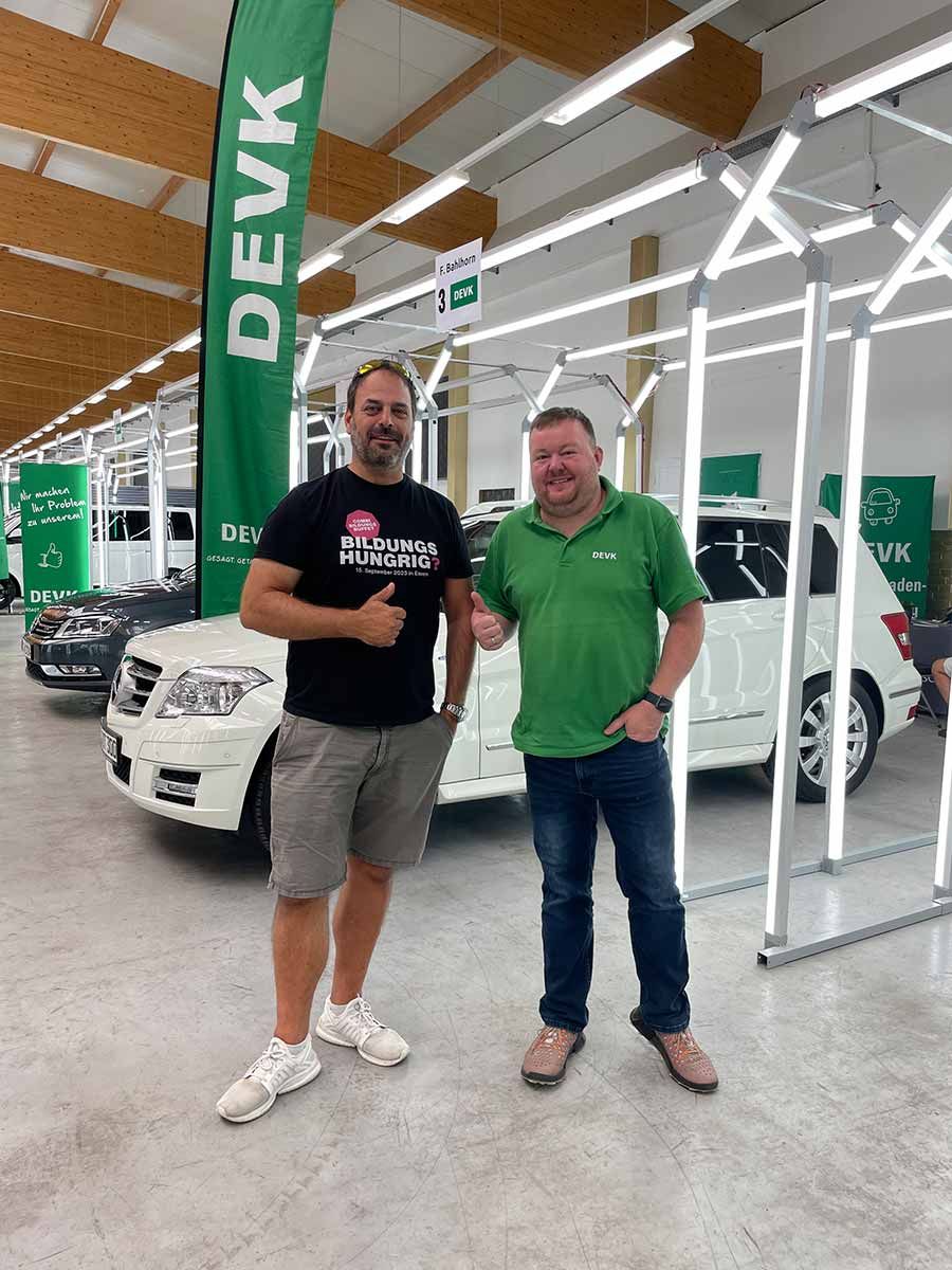 Stefan Grimm, CombiChef mit einem Kfz-Sachverständigen der DEVK Versicherung. Die Stimmung ist gut!