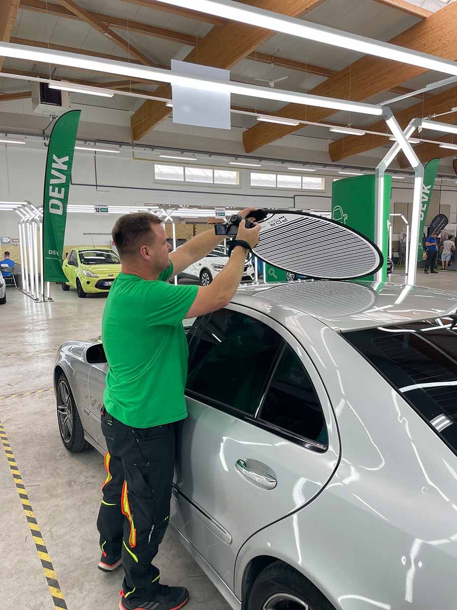 DEVK-Sachverständiger im Einsatz. Er erstellt  auch die Gutachten im CombiPlus.